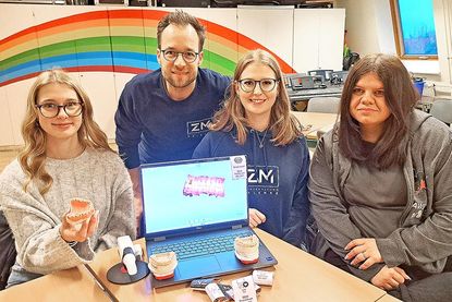 Mariella Oelbeck (links) und Celina Weinzierl (rechts) schauen bald Zahnarzt Robert Malenke und seiner Mitarbeiterin Franziska Einfalt über die Schulter.