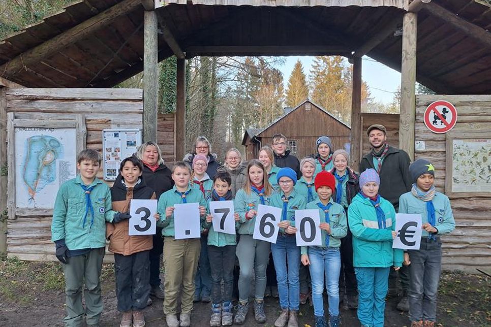 Geldübergabe des Förderverein Pfadfindergelände Lensahn an die Lensahner Pfadfinder aus dem Erlös der Tombola zum Tannenbaumverkauf. Demnächst könntes es heißen: „Es duftet im Wald nach Pizza.“