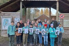 Geldübergabe des Förderverein Pfadfindergelände Lensahn an die Lensahner Pfadfinder aus dem Erlös der Tombola zum Tannenbaumverkauf. Demnächst könntes es heißen: „Es duftet im Wald nach Pizza.“