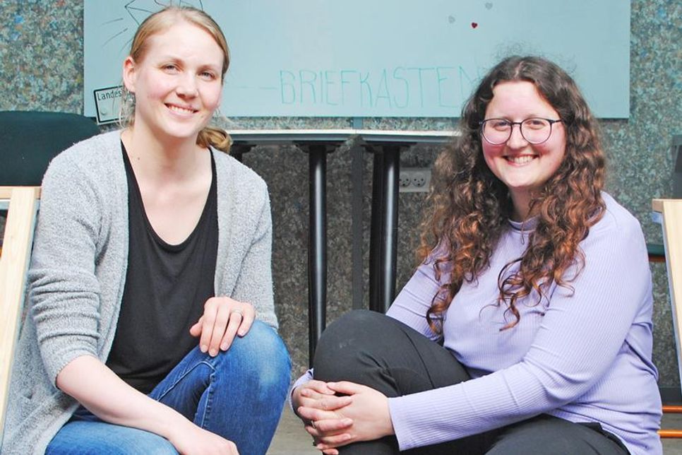 Sina Kaempfe von der KielRegion (l.) betreut das „Tiny Rathaus“. Die Idee zu diesem Projekt hatte Sophie Mirpurian bereits 2019. Inzwischen begleitet sie es als „Strategin für Ko-Kreation“.