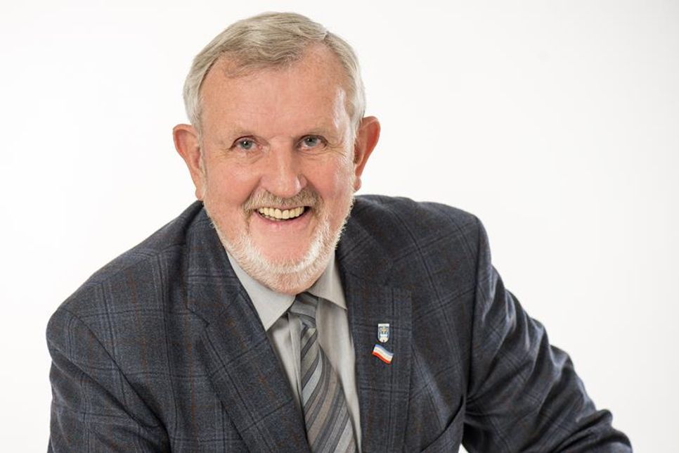 Der Plattsnacker liest im Theatersaal.