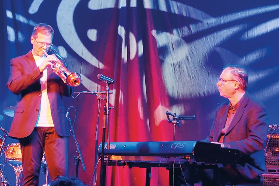 Dr. Axel Ster (rechts) und Ingolf Burkhardt musizieren aus Anlass der Preisverleihung.