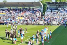 Trotz Abstieg: Applaus der Holstein-Fankurve.