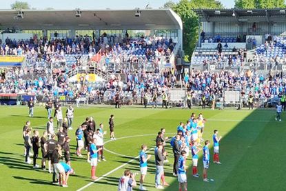 Trotz Abstieg: Applaus der Holstein-Fankurve.