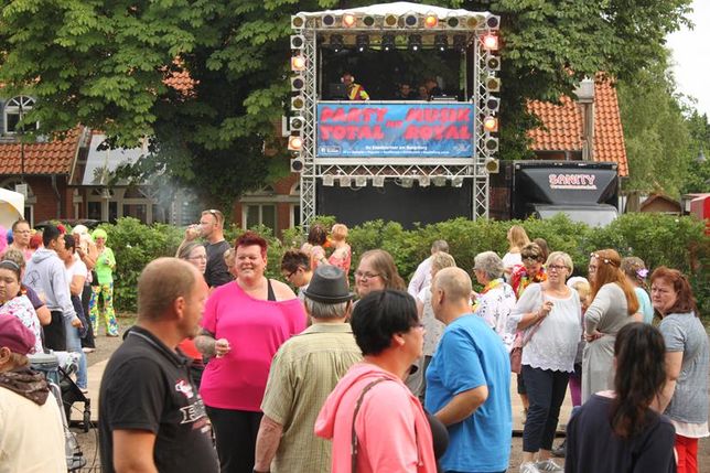 Veranstaltungsort ist der Festplatz an der Schule.