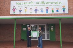 Symbolische Scheckübergabe von Schulleiterin Angela Haar (re.) an Kerstin Olschowsky, Geschäftsführerin des Kinderschutzbundes Kreisverband Ostholstein.