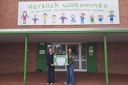 Symbolische Scheckübergabe von Schulleiterin Angela Haar (re.) an Kerstin Olschowsky, Geschäftsführerin des Kinderschutzbundes Kreisverband Ostholstein.