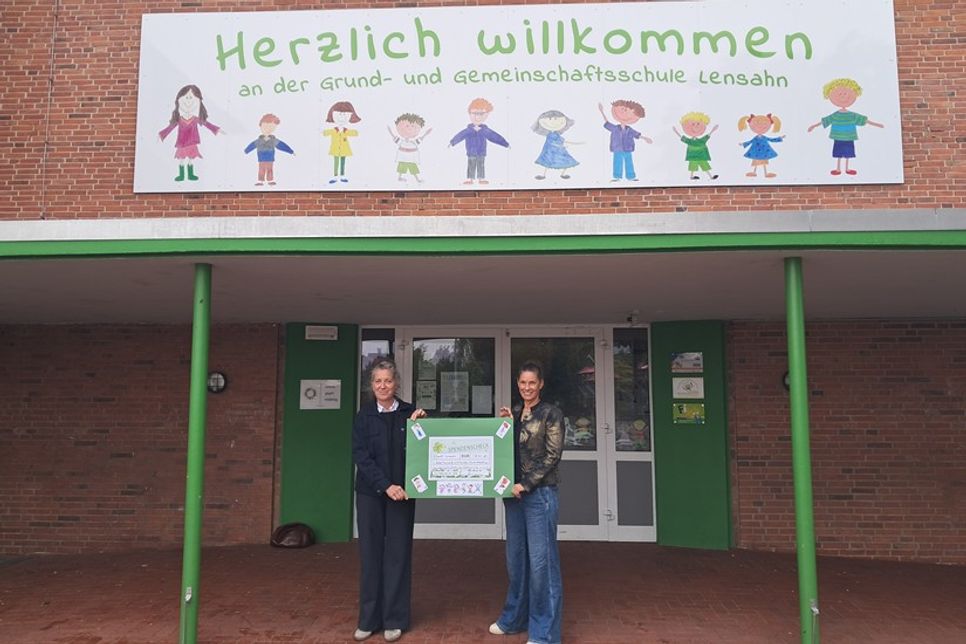 Symbolische Scheckübergabe von Schulleiterin Angela Haar (re.) an Kerstin Olschowsky, Geschäftsführerin des Kinderschutzbundes Kreisverband Ostholstein.
