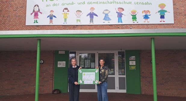 Symbolische Scheckübergabe von Schulleiterin Angela Haar (re.) an Kerstin Olschowsky, Geschäftsführerin des Kinderschutzbundes Kreisverband Ostholstein.