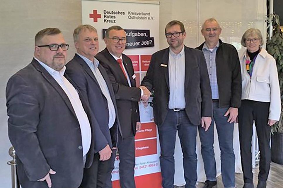 Freuen sich über die gelungene Fusion: Heiko Hahn (kaufmännischer Vorstand KV Ostholstein), Dirk Sohn (Präsidium KV Ostholstein), Gerd Schuberth (Präsident KV Ostholstein), Jörg Hoppe (stellvertretender Vorsitzender KV Plöner Land), Bernd Ullrich (Schatzmeister KV Plöner Land) und Else von Ludowig (Vizepräsidentin KV Ostholstein).