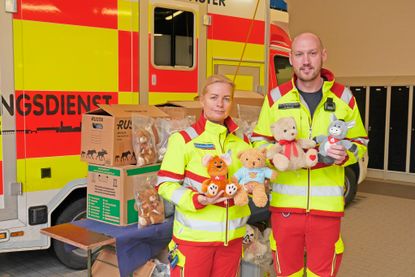 Die Notfallsanitäter Anja Hamann und Christian Blunck vom Rettungsdienst der Berufsfeuerwehr Neumünster freuen sich über die Kuscheltierspenden für ihre kleinen Patienten