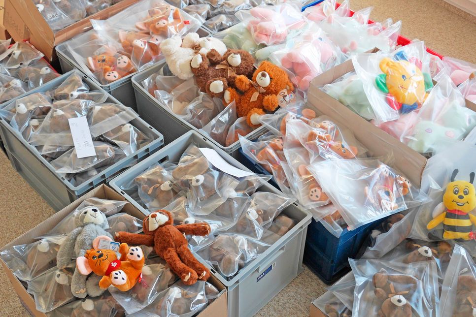 Gut verpackt und hygienisch einwandfrei kommen die Stofftiere im Notfall zum Einsatz, um kleine Kinder zu trösten.