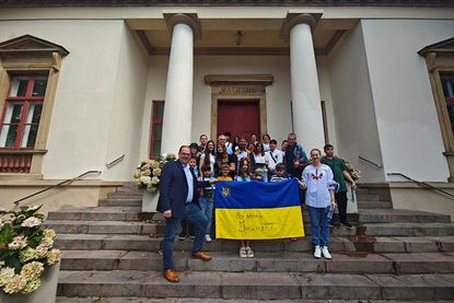 Bürgermeister Mirko Spieckermann empfängt die ukrainische Gruppe aus Irpin.