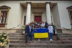 Bürgermeister Mirko Spieckermann empfängt die ukrainische Gruppe aus Irpin.