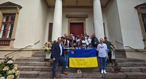 Bürgermeister Mirko Spieckermann empfängt die ukrainische Gruppe aus Irpin.