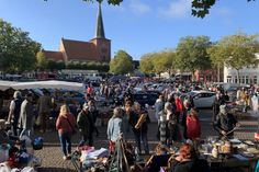 Der große Flohmarkt am Tag der Deutschen Einheit lockt traditionell zahlreiche Besucherinnen und Besucher in die Neustädter Innenstadt.
