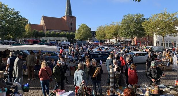Der große Flohmarkt am Tag der Deutschen Einheit lockt traditionell zahlreiche Besucherinnen und Besucher in die Neustädter Innenstadt.