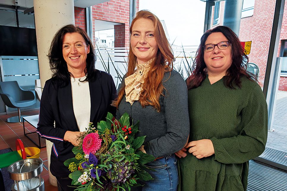 Lea Sommerfeld (Mitte) ist seit 1. Oktober die neue Gleichstellungsbeauftragte der Gemeinde Scharbeutz und wurde jetzt von Bürgermeisterin Bettina Schäfer und Hauptamtsleiterin Stefanie Wehe (rechts) offiziell vorgestellt.