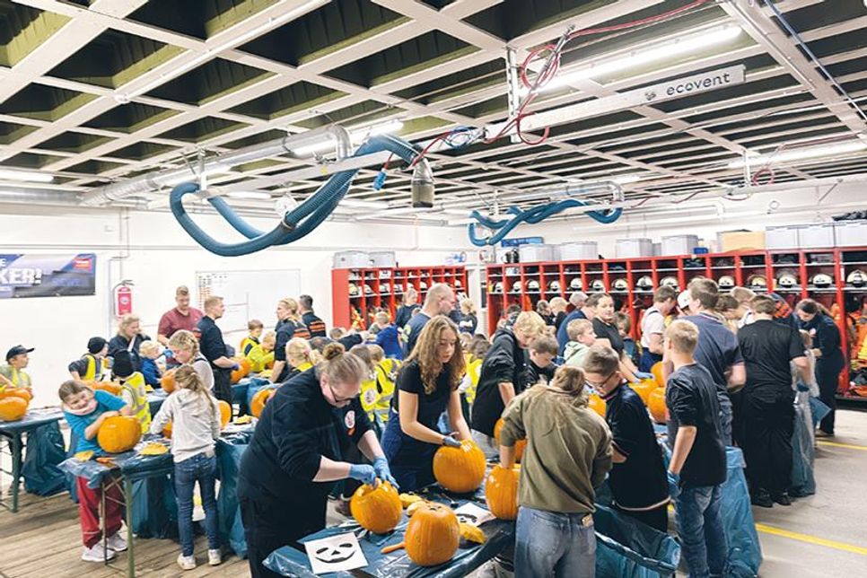 Das beliebte Kürbisschnitzen lockte wieder viele Mitglieder aus den Scharbeutzer Nachwuchswehren an.