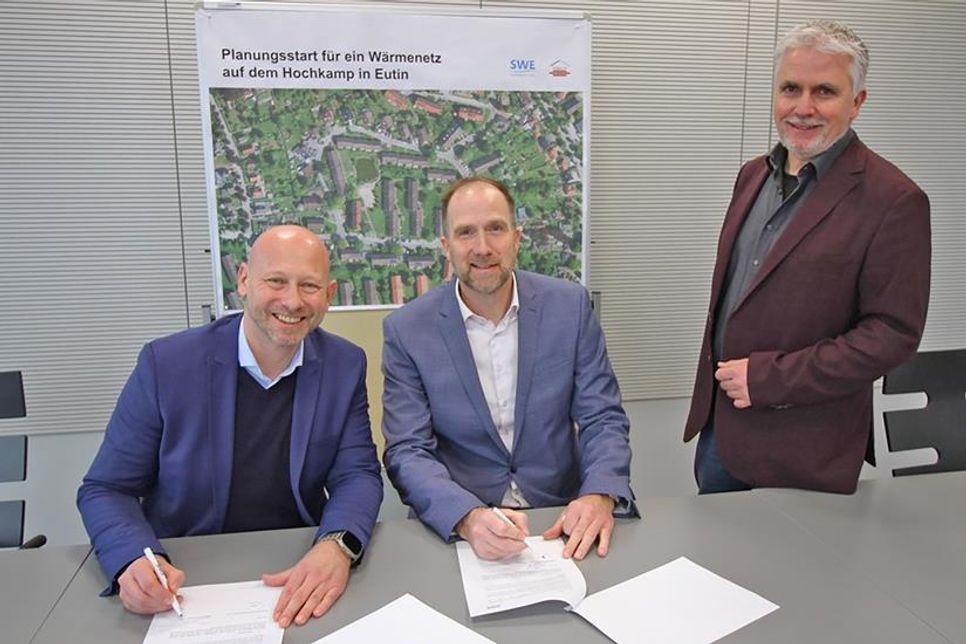 SWE-Chef Marc Mißling und Wobau-Geschäftsführer Fabian Weist unterzeichneten im Beisein von Bürgermeister Sven Radestock (v.li.) die Absichtserklärung für den Planungsstarts des Wärmenetzes auf dem Hochkamp.