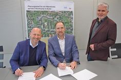 SWE-Chef Marc Mißling und Wobau-Geschäftsführer Fabian Weist unterzeichneten im Beisein von Bürgermeister Sven Radestock (v.li.) die Absichtserklärung für den Planungsstarts des Wärmenetzes auf dem Hochkamp.