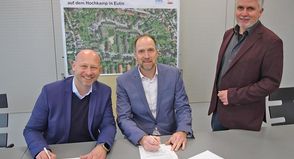 SWE-Chef Marc Mißling und Wobau-Geschäftsführer Fabian Weist unterzeichneten im Beisein von Bürgermeister Sven Radestock (v.li.) die Absichtserklärung für den Planungsstarts des Wärmenetzes auf dem Hochkamp.