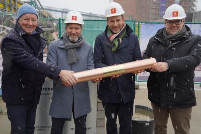 Im Schneetreiben bei der Grundsteinlegung: Stefan Wulff, Geschäftsführender Gesellschafter der Otto Wulff Bauunternehmung, Markus Habermann, Geschäftsführer S-Immobiliengesellschaft Holstein, Thomas Bothe, Generalbevollmächtigter der Sparkasse Holstein, und Bürgermeister Mirko Spieckermann (v. lks.).