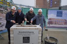Mit Kelle und Mörtel wurde die Zeitkapsel eingemauert.