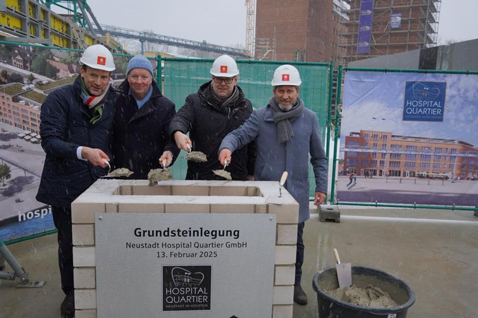 Mit Kelle und Mörtel wurde die Zeitkapsel eingemauert.