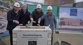 Mit Kelle und Mörtel wurde die Zeitkapsel eingemauert.