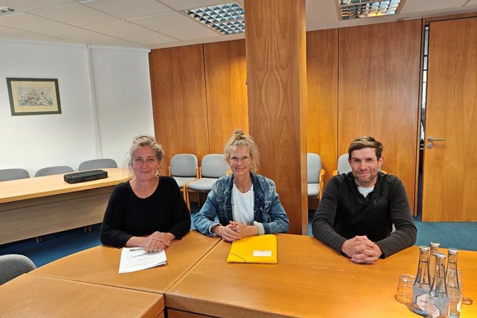 Geschäftsführerin Deutscher Kinderschutzbund Ostholstein, Kerstin Olschowsky, Schulleiterin Friedrich-Hiller-Schule Schönwalde, Doris Cwiertnia-Jürs und Schulverbandsvorsteher Schulverband Bungsberg, Nico Hamer (v. lks.).