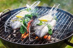 Ganze Fische sorgen oft für einen besonderen Hingucker auf dem Grill.