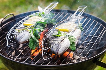 Ganze Fische sorgen oft für einen besonderen Hingucker auf dem Grill.