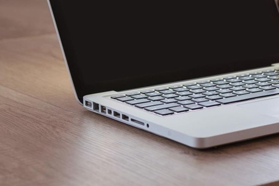Quelle: https://pixabay.com/de/photos/laptop-technologie-elektronisch-6856557/