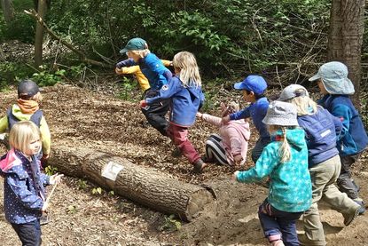 Die „Wanderratten“, Naturgruppe des Mönkeberger Gemeindekindergartens, haben den Erlebniswald auf dem Stangenberg längst für ihre Ausflüge entdeckt.