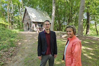 Bürgermeisterin Hilla Mersmann und Lars Stoltenberg vom Amt Schrevenborn, der das Projekt begleitete, vor dem grünen Klassenzimmer an der kleinen Waldkapelle.