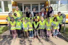 Die Klasse 1e mit der Vorsitzenden der Verkehrswacht Ostholstein Nord Karoline Strauch, Klassenlehrerin Marlene Teuber sowie Ulrike Kohlmorgen, Vorstandsvorsitzende Rita Beinhölzl und Anja Hartmann (alle Bürgerstiftung Region Neustadt.)