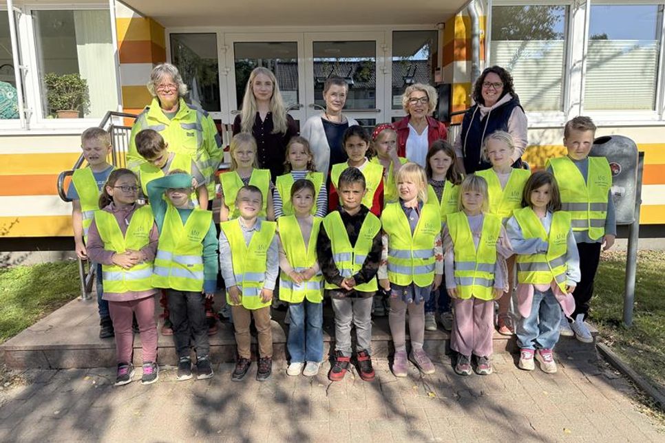 Die Klasse 1e mit der Vorsitzenden der Verkehrswacht Ostholstein Nord Karoline Strauch, Klassenlehrerin Marlene Teuber sowie Ulrike Kohlmorgen, Vorstandsvorsitzende Rita Beinhölzl und Anja Hartmann (alle Bürgerstiftung Region Neustadt.)