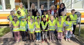 Die Klasse 1e mit der Vorsitzenden der Verkehrswacht Ostholstein Nord Karoline Strauch, Klassenlehrerin Marlene Teuber sowie Ulrike Kohlmorgen, Vorstandsvorsitzende Rita Beinhölzl und Anja Hartmann (alle Bürgerstiftung Region Neustadt.)