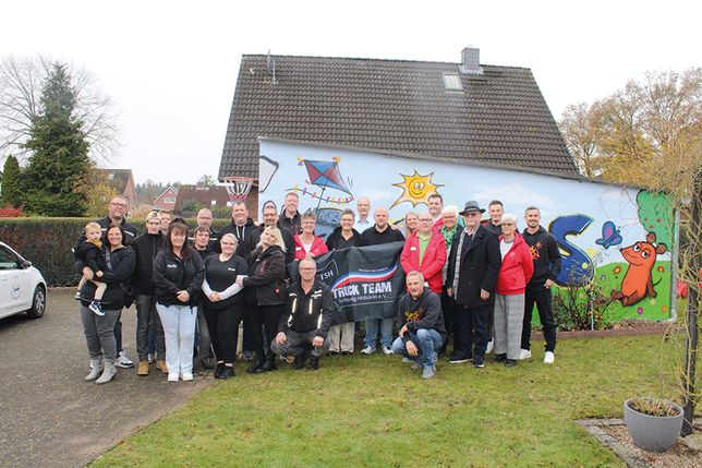 Lauter strahlende Gesichter gab es bei der Übergabe der beiden üppig ausgestatteten Spendenschecks.