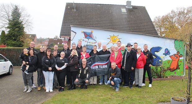 Lauter strahlende Gesichter gab es bei der Übergabe der beiden üppig ausgestatteten Spendenschecks.