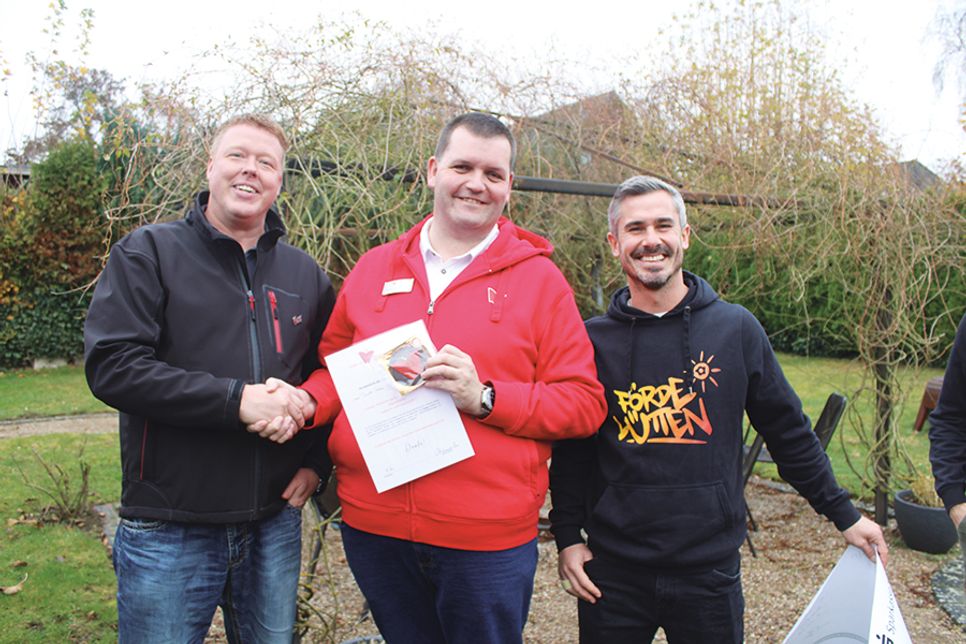 Der 1. Vorsitzende der „Kinder auf Schmetterlingsflügeln“, Stephan Perner (mi.), und Fin Bartels (re.), 1. Vorsitzender der „Förde Lütten“, bedanken sich bei TT-SH-Chef Silvio Kelch.