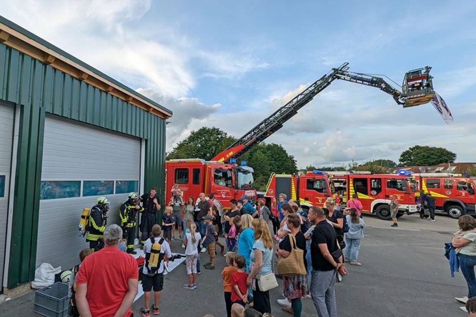 Interessiert verfolgten die Gäste die Vorführungen der Feuerwehr.