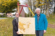 Fördermittelmanagerin Silke Repenning und Architekt Stefan Middeler (beide Gemeinde Stockelsdorf) freuen sich, dass das Bauprojekt jetzt vorangetrieben werden kann.