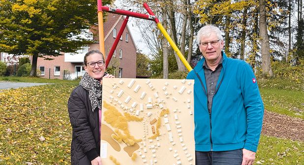 Fördermittelmanagerin Silke Repenning und Architekt Stefan Middeler (beide Gemeinde Stockelsdorf) freuen sich, dass das Bauprojekt jetzt vorangetrieben werden kann.