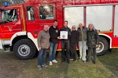 Die Synchronschauspieler übergaben ihre Spende an den Ortswehrführer Jacob Revenstorf (3. v. lks.).