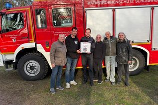 Die Synchronschauspieler übergaben ihre Spende an den Ortswehrführer Jacob Revenstorf (3. v. lks.).