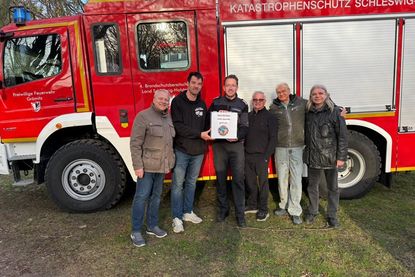 Die Synchronschauspieler übergaben ihre Spende an den Ortswehrführer Jacob Revenstorf (3. v. lks.).