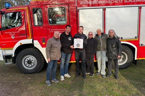 Die Synchronschauspieler übergaben ihre Spende an den Ortswehrführer Jacob Revenstorf (3. v. lks.).