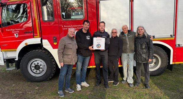 Die Synchronschauspieler übergaben ihre Spende an den Ortswehrführer Jacob Revenstorf (3. v. lks.).
